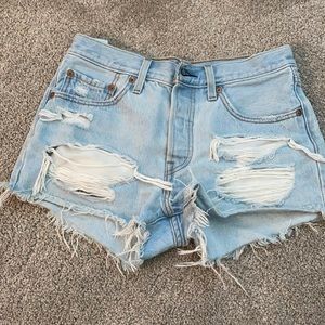 Levis 501 distressed denim jean shorts size 26